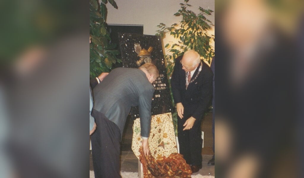 Onthulling van het Veteranenplaquette op 6 november 1993 door burgemeester Reuver