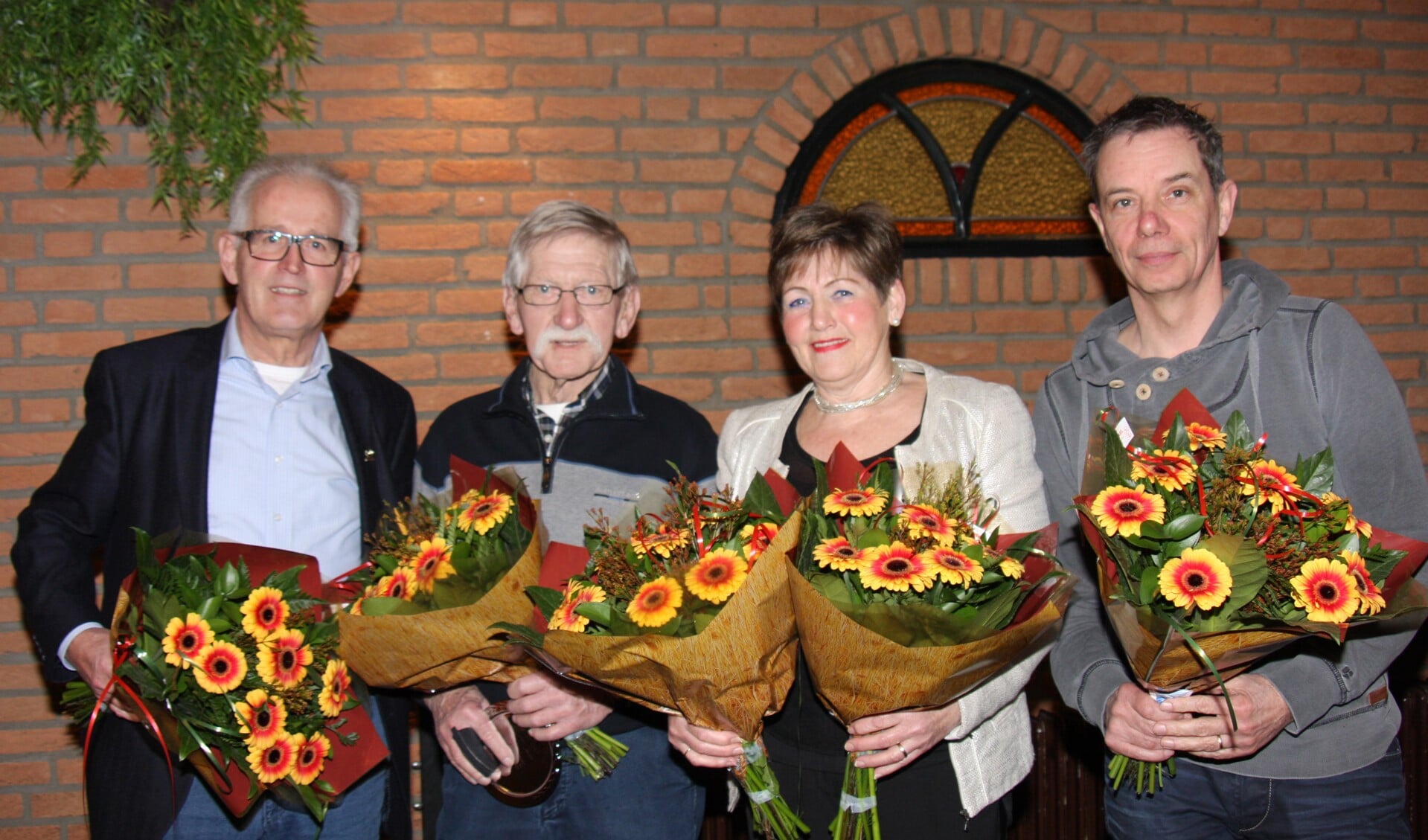 Vlnr: jubilarissen Piet Kessels, Piet van Berlo, Janneke Daasch-Damen en Gerard Versteegden