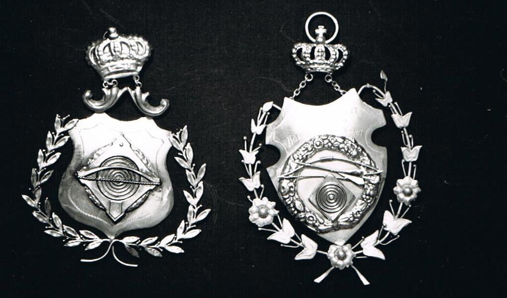 Medailles uit de jaren '20. De medaille links is gewonnen in Beek en Donk op 21 mei 1928. De medaille rechts werd gewonnen in Boekel op 22 aug. 1927
