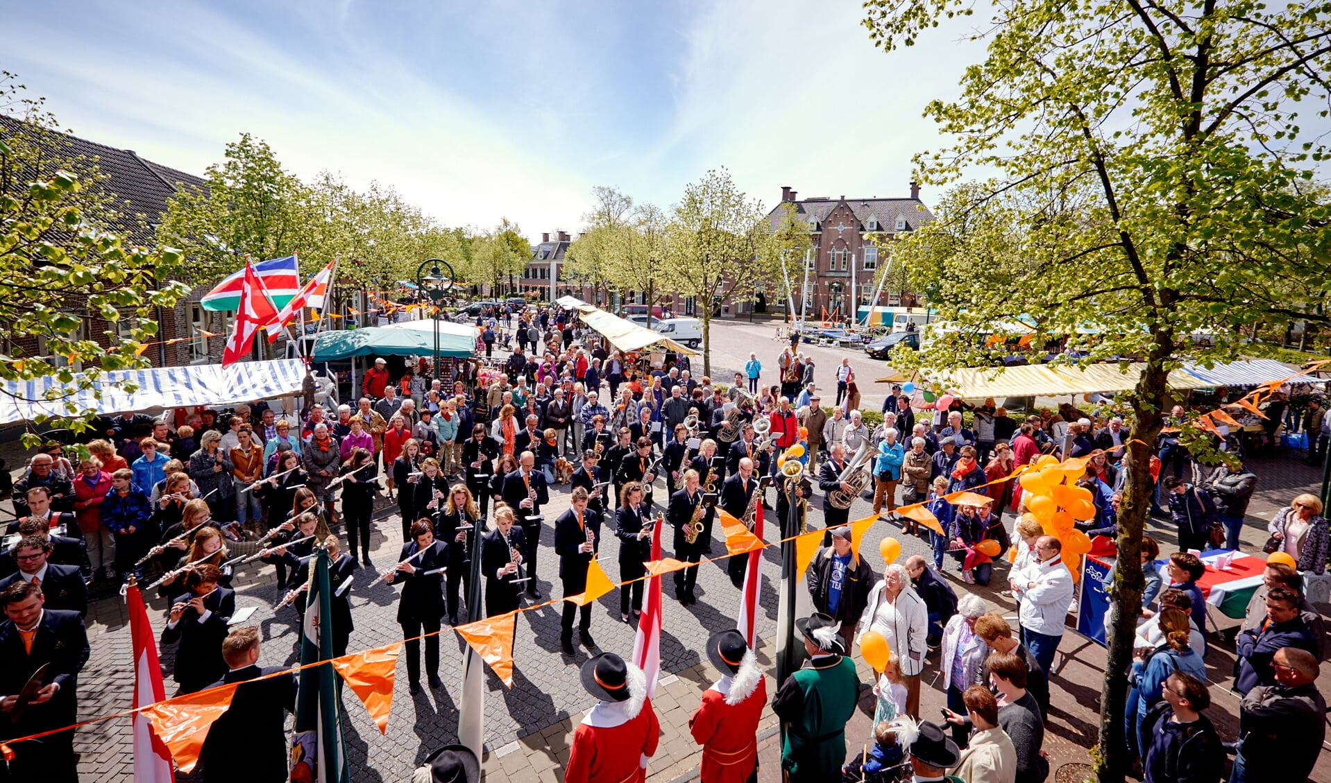 Koningsdag op het Heuvelplein in Beek en Donk (archieffoto 2015)