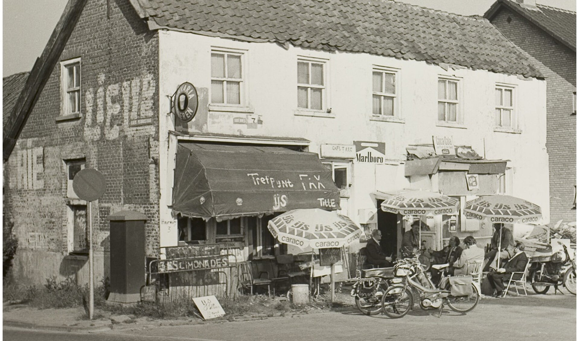 Een bijzondere plek in Aarle-Rixtel eind jaren zeventig: café-winkel het Trefpunt van Theo van den Boogaard nabij de brug over de Zuid-Willemsvaart (Beeldcollectie RHCe)