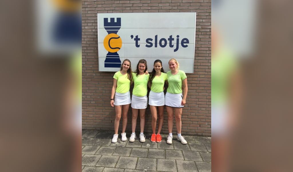 Vlnr: Daphne Graat, Nienke van der Rijdt, Meike Lahaye & Ines Hamelijnck
