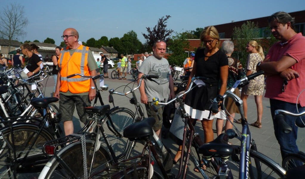 Archieffoto van een tweedehands fietsenverkoop door collega's van Harmonie St. Caecilia uit Lieshout