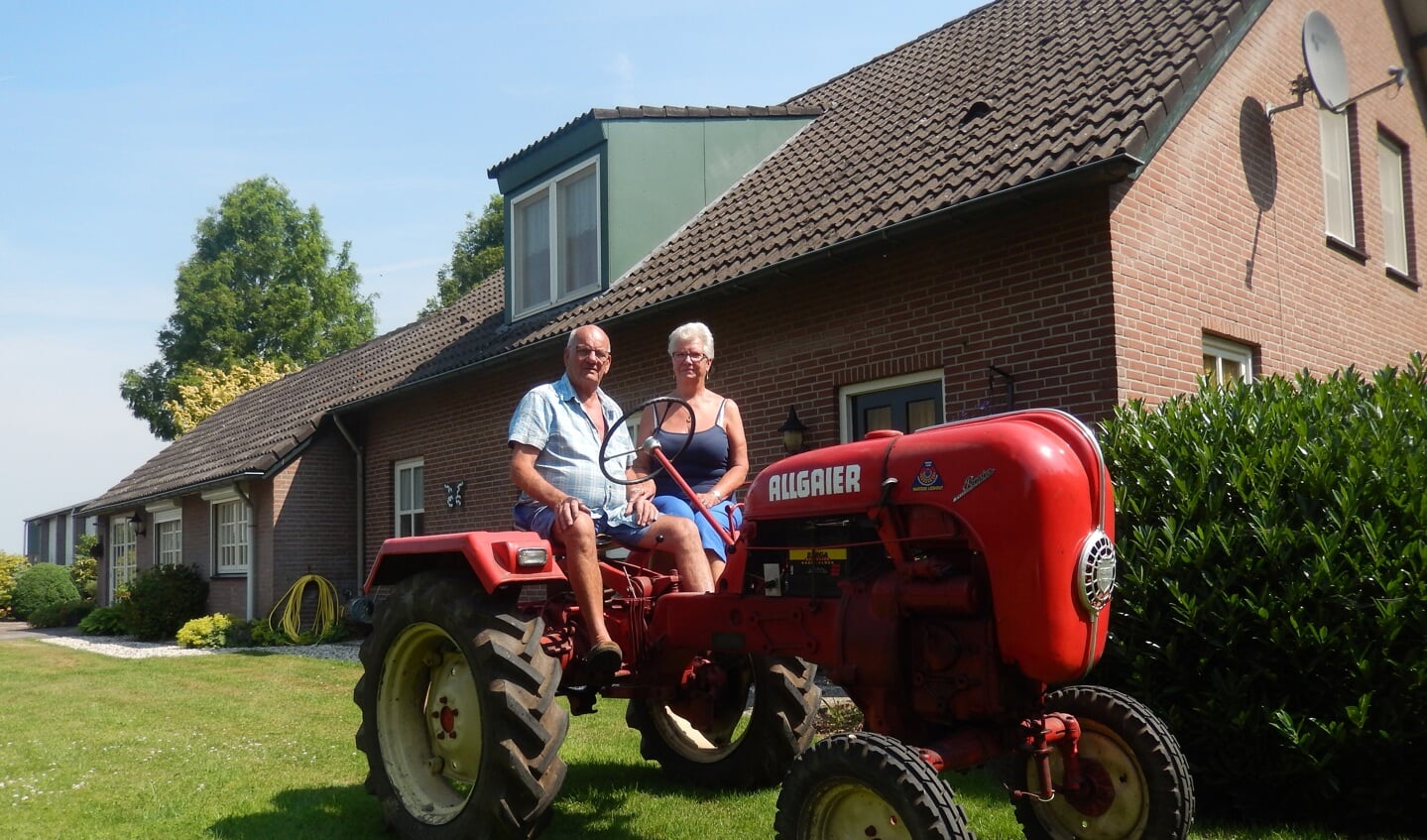 Piet en Anny op de tractor
