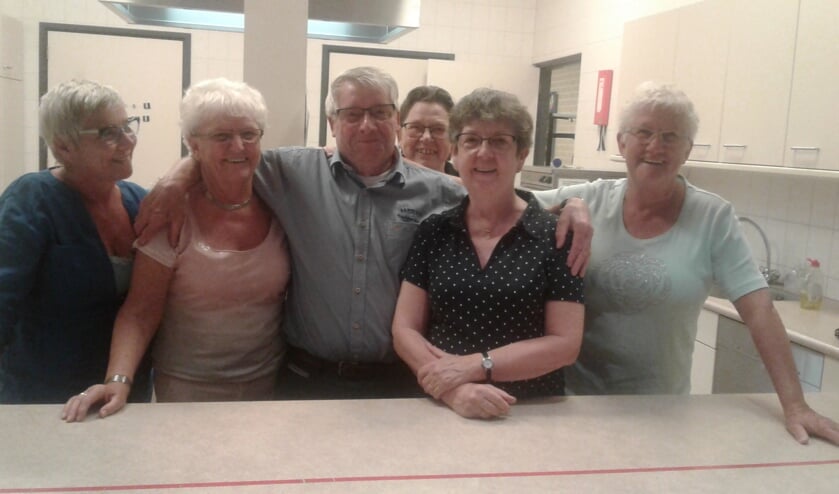 Ad Coolen te midden van 'zijn dames' | Fotonummer: 266298
