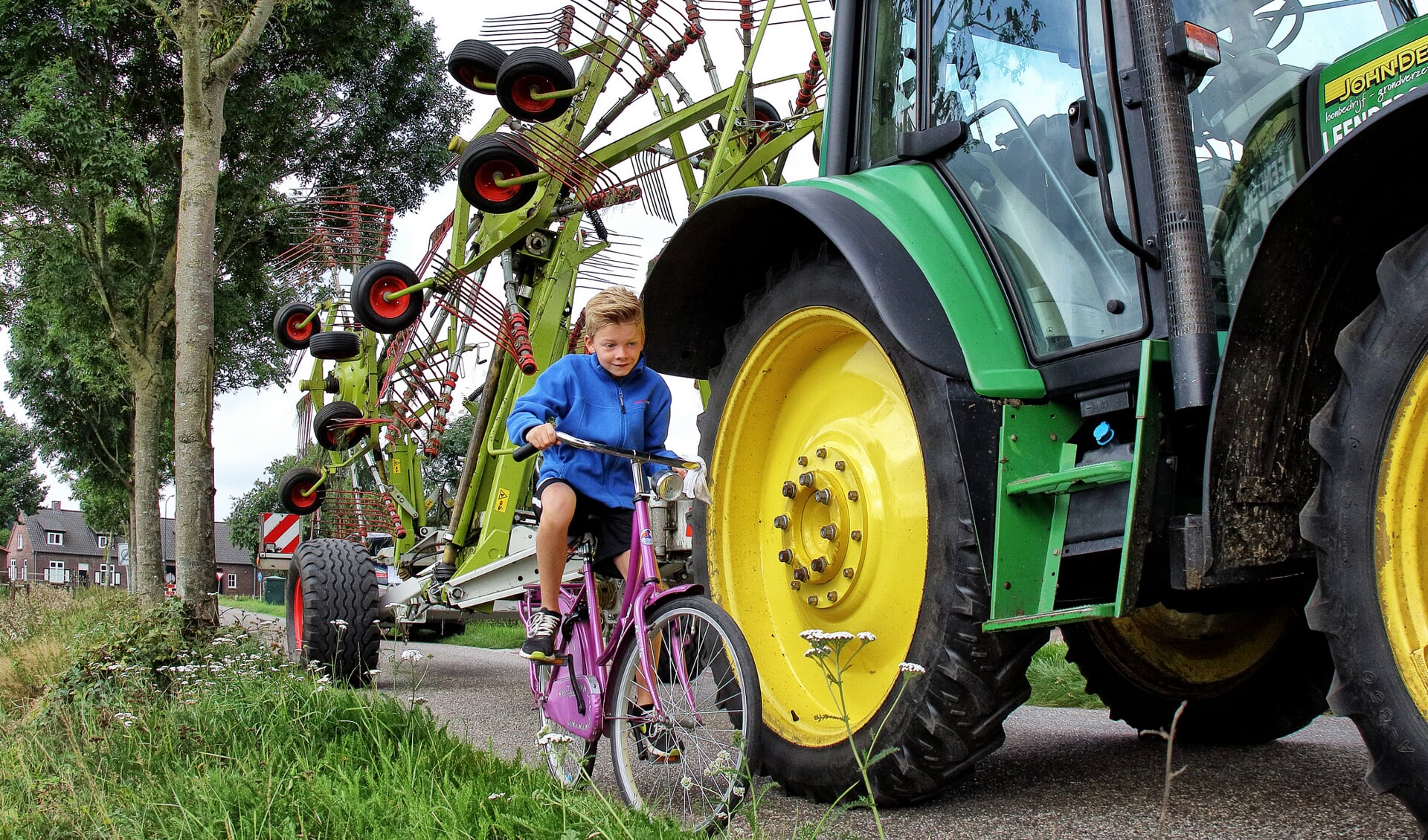 Kinderen werden gewezen op het gevaar bij grote landbouwvoertuigen in het verkeer