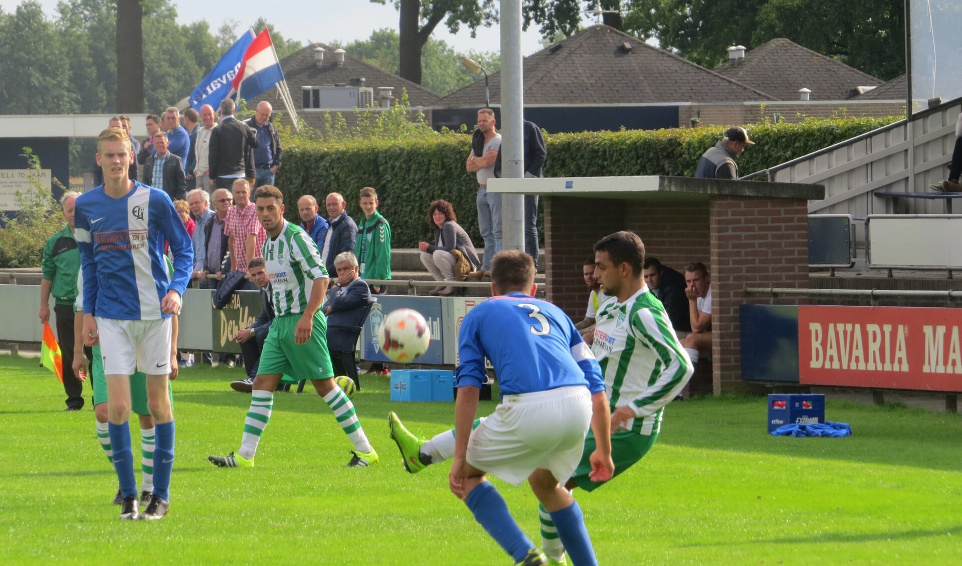 Archieffoto ELI-Brandevoort 2015/2016: Bas Hollanders (nr.3) in gevecht om de bal. Stijn Donkers kijkt belangstellend toe