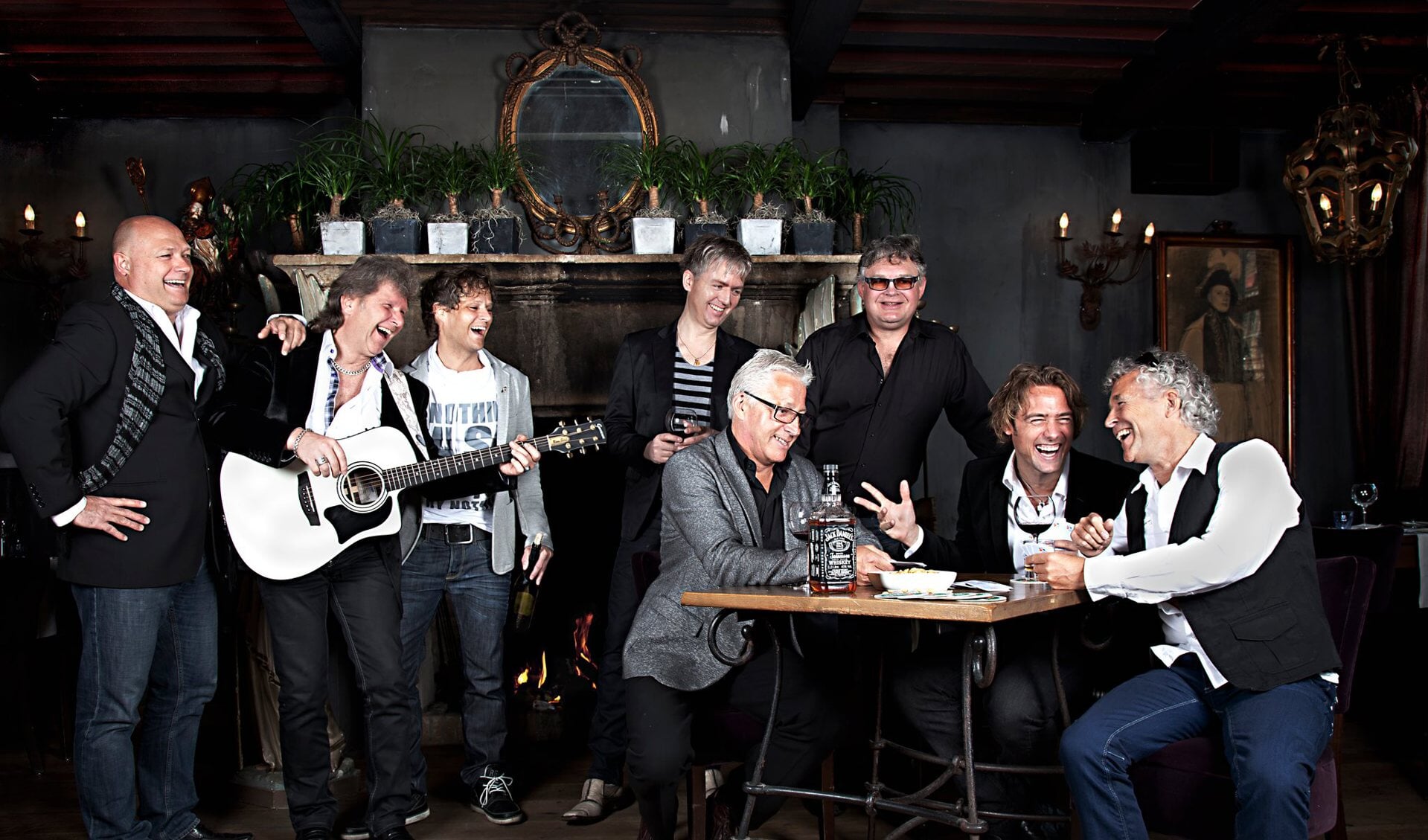 Tribute to the Cats band. Links aan tafel de recent overleden Piet Schilder. Zijn plaats wordt overgenomen door Kees Kos