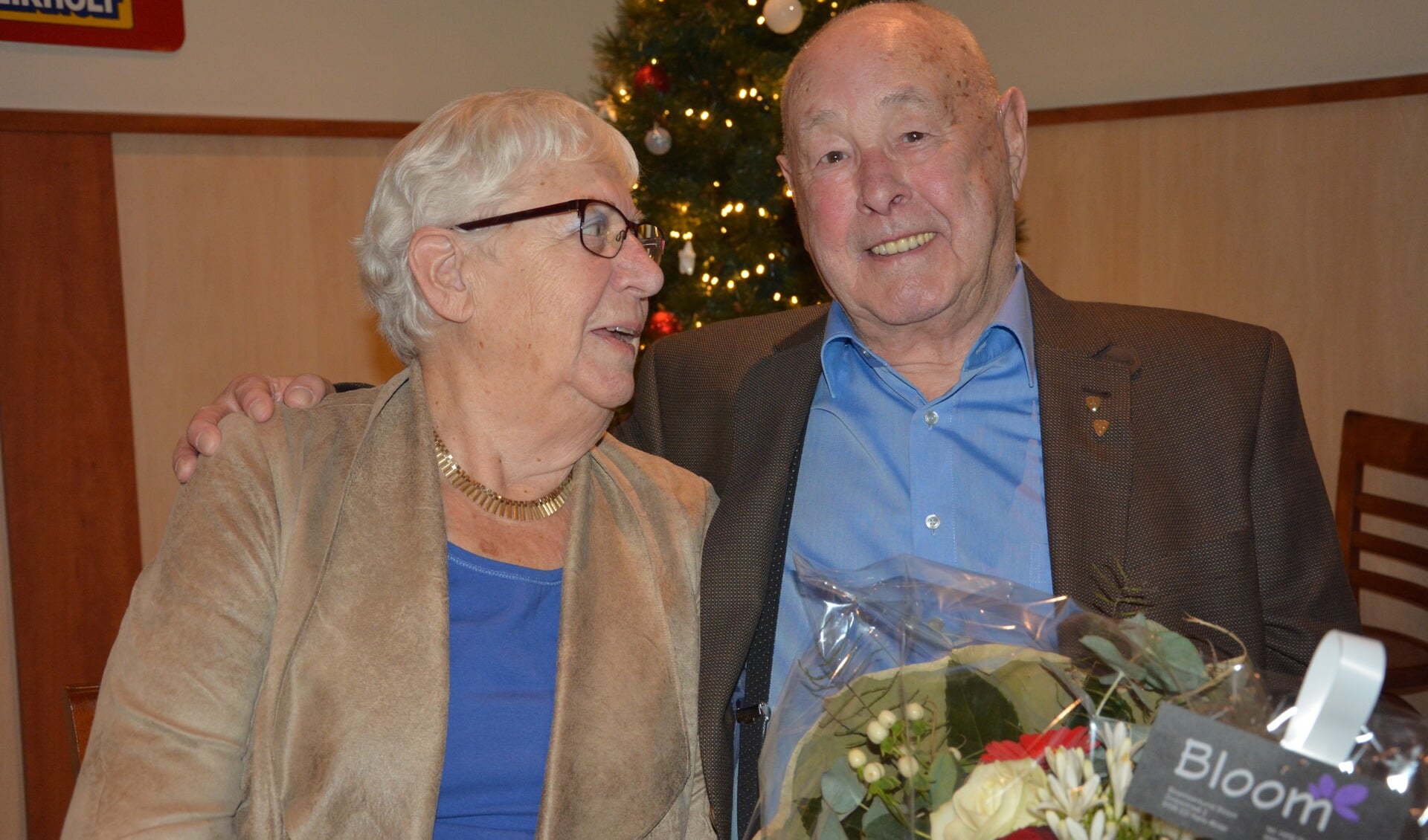 Jan Gruijters werd in het zonnetje gezet vanwege zijn 75-jarig lidmaatschap bij ASV'33. Links zijn vrouw Annie