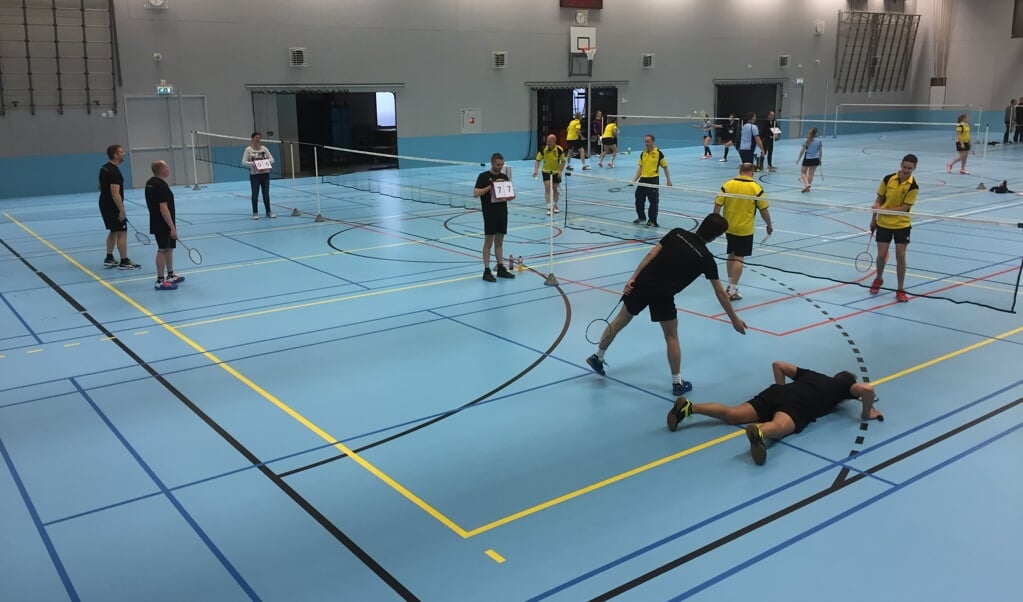 Wouter van Vijfeijken (r) is letterlijk gevloerd tijdens de partij tegen de heren van Scarabee en symboliseert daarmee de eerste verliespartij van BCL-H1/BouwCenter Swinkels