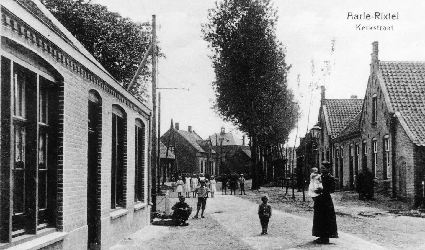 De Kerkstraat in Aarle-Rixtel (vroeger)