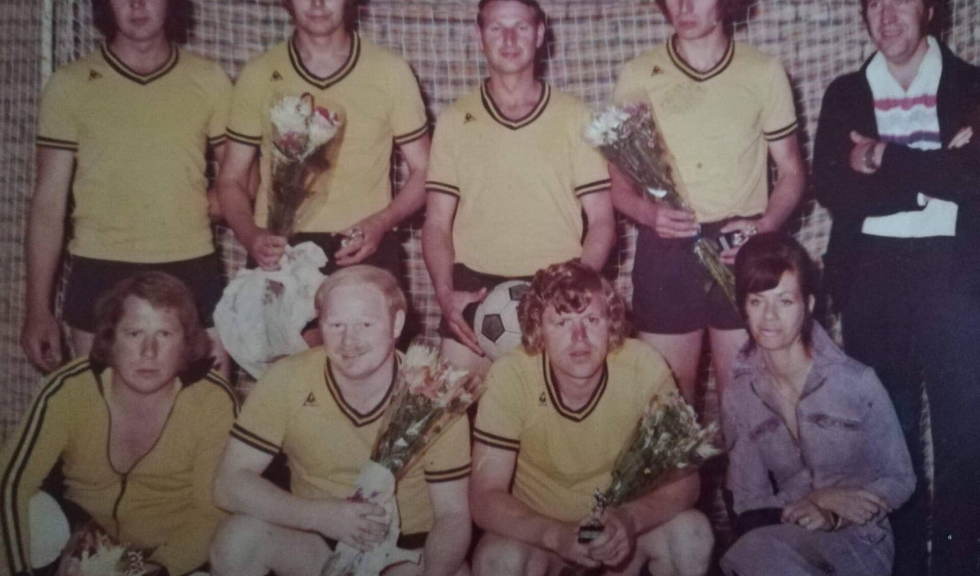 Het zaalvoetbalteam van de Visser. Rechts Paula en Ad (1970)