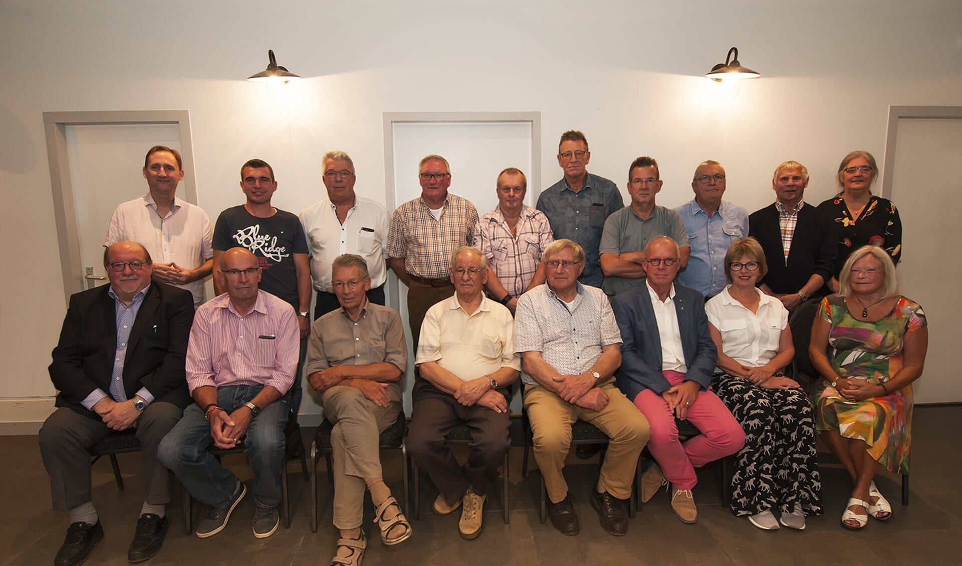 Staand, vlnr: Paul Smink (FNV-bestuurder), Stefaan van Oosterwijk (25), Gerard Ras (50), Marie van Zoggel (50), Eddy Kouwenberg (40), Teun van Hoof (50), Huub de Bresser (40), Hans Gruijters (40), Jan Verbakel (40), Juul Douze (25). Zittend vlnr: Frans Biemans (40), Piet Smits (50), Grist van de Hoo