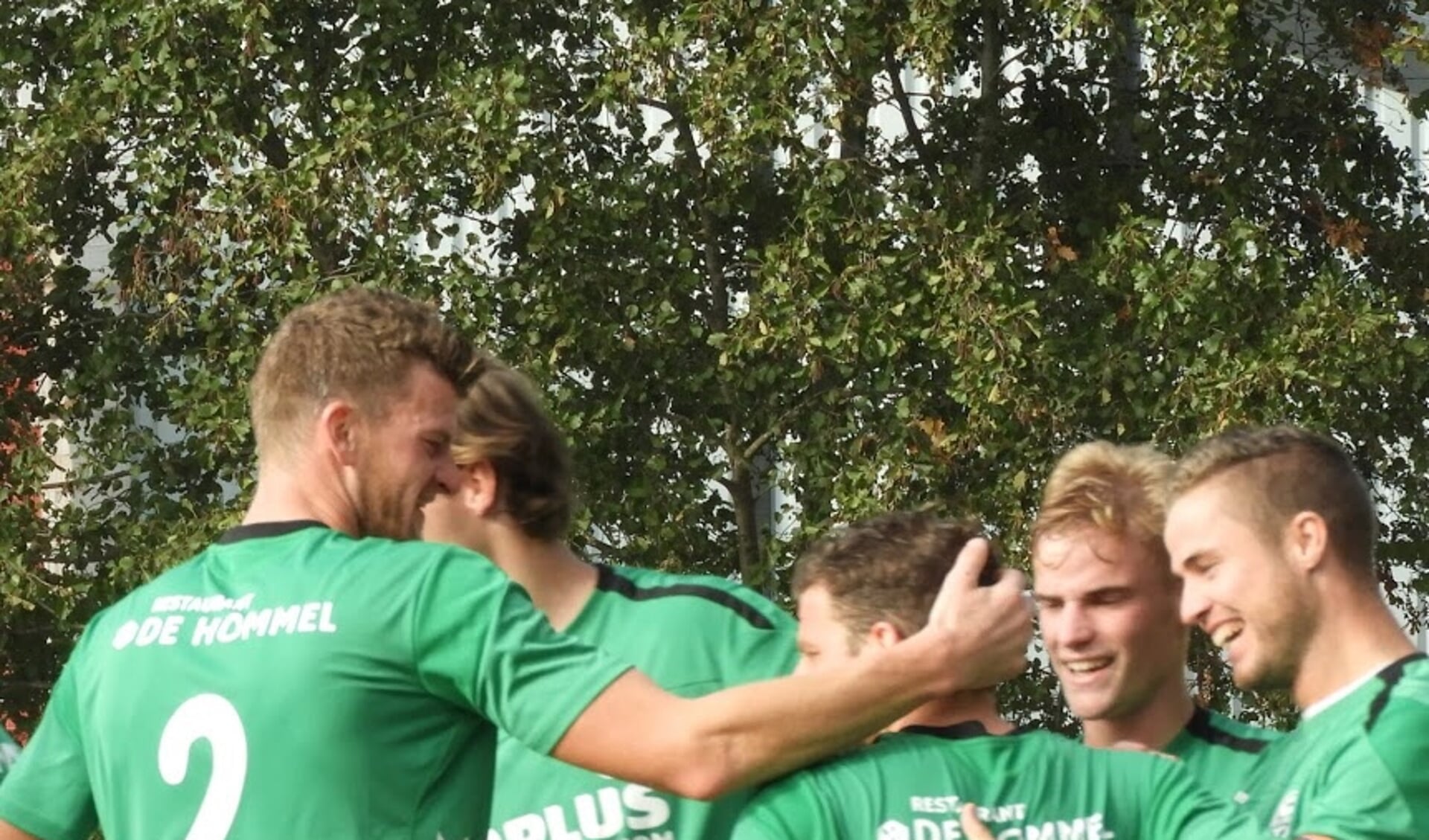 Bob Klaassen (8) wordt bejubeld na zijn goal