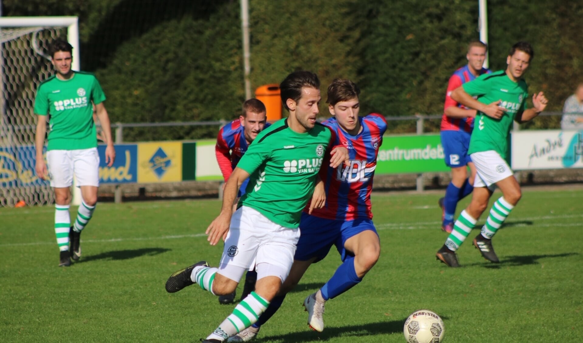 Joost Ankersmit in duel om de bal