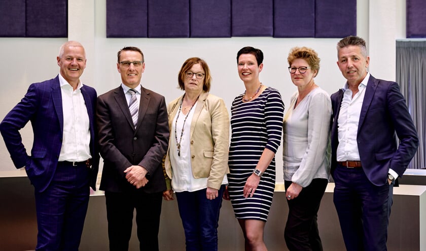 Het college, vlnr: wethouder Joan Briels, burgemeester Frank van der Meijden en wethouders Ria van der Zanden, Monika Slaets, Greet Buter en Tonny Meulensteen | Fotonummer: ca7056