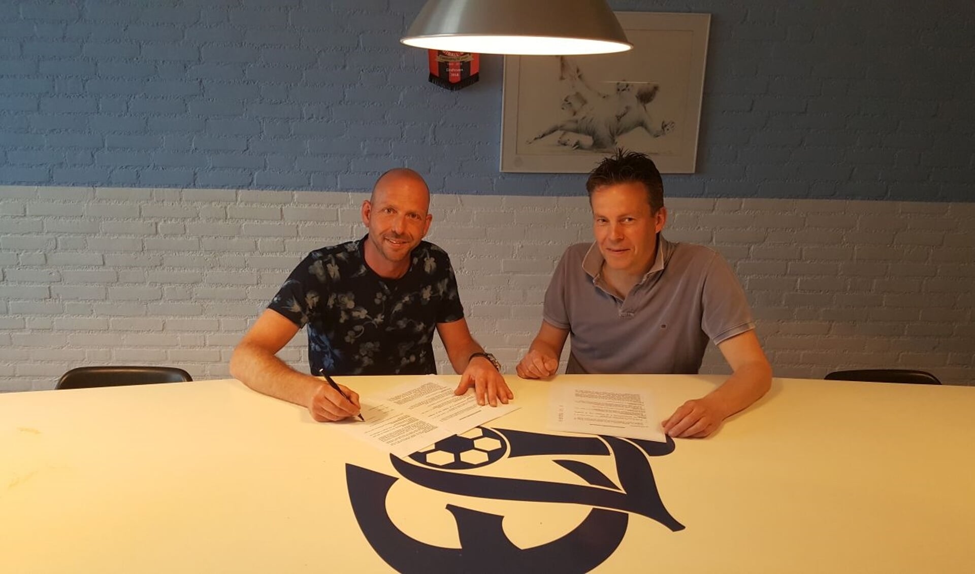 Ondertekening van het allereerste contract, seizoen 2018/2019. Michael Thijs (l) en oud-voorzitter Marco de Beer (r)