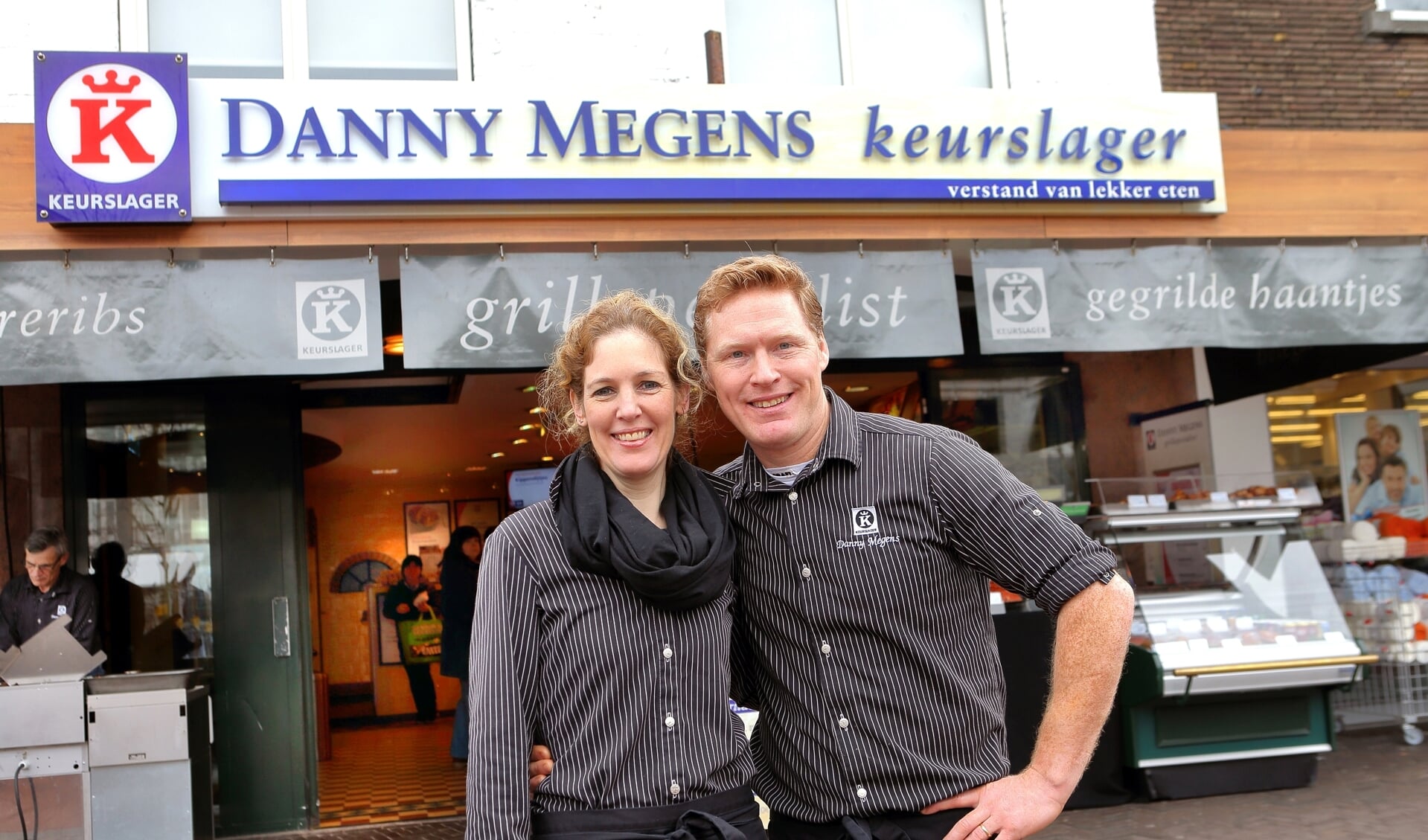 Danny en Daniëlla Megens voor de slagerij op de Woenselse Markt in Eindhoven (archief) 