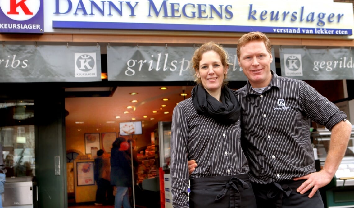Danny en Daniëlla Megens voor het winkelpand (archief)