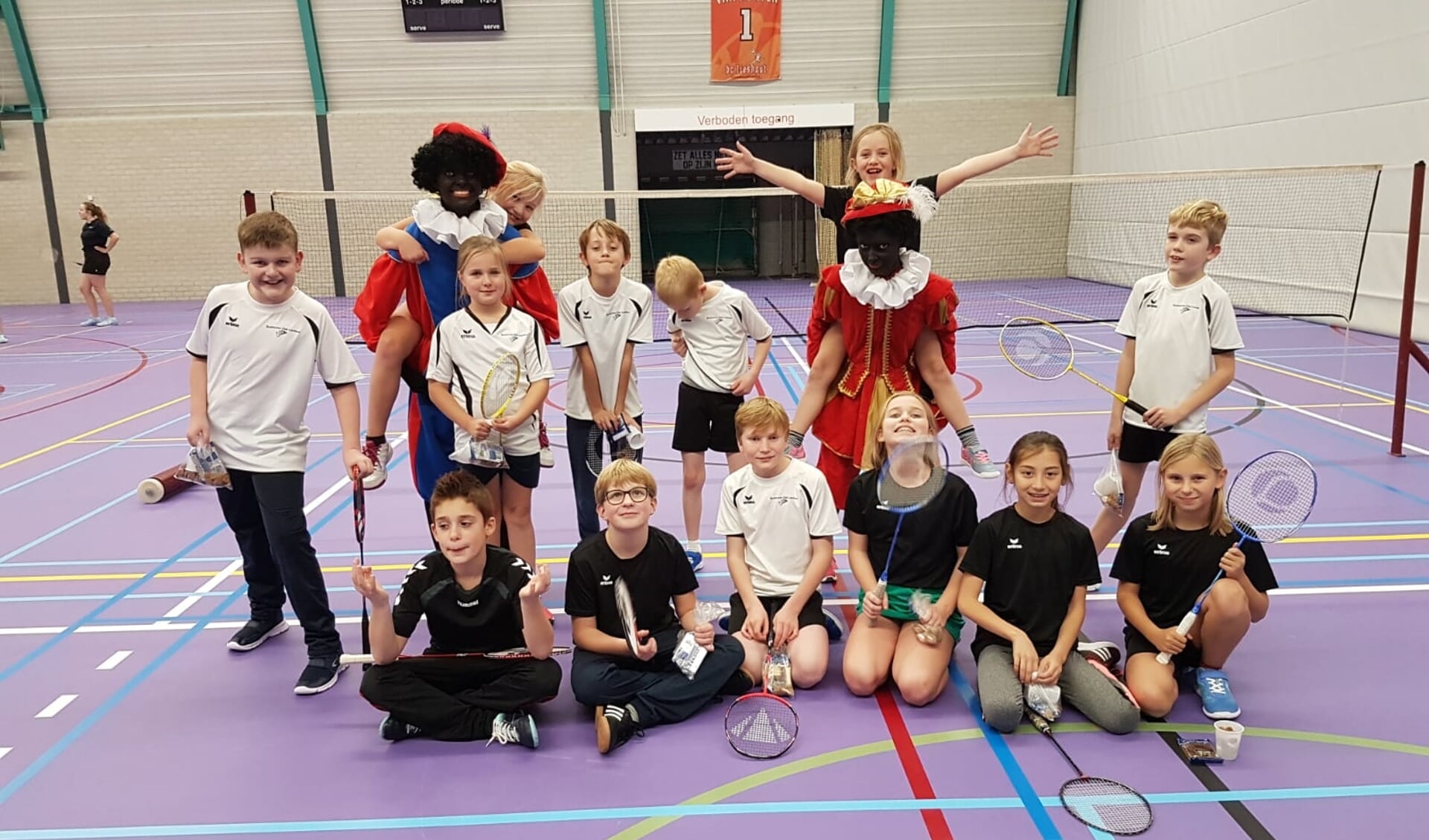 Zwarte Pieten op bezoek bij Badminton Club Lieshout