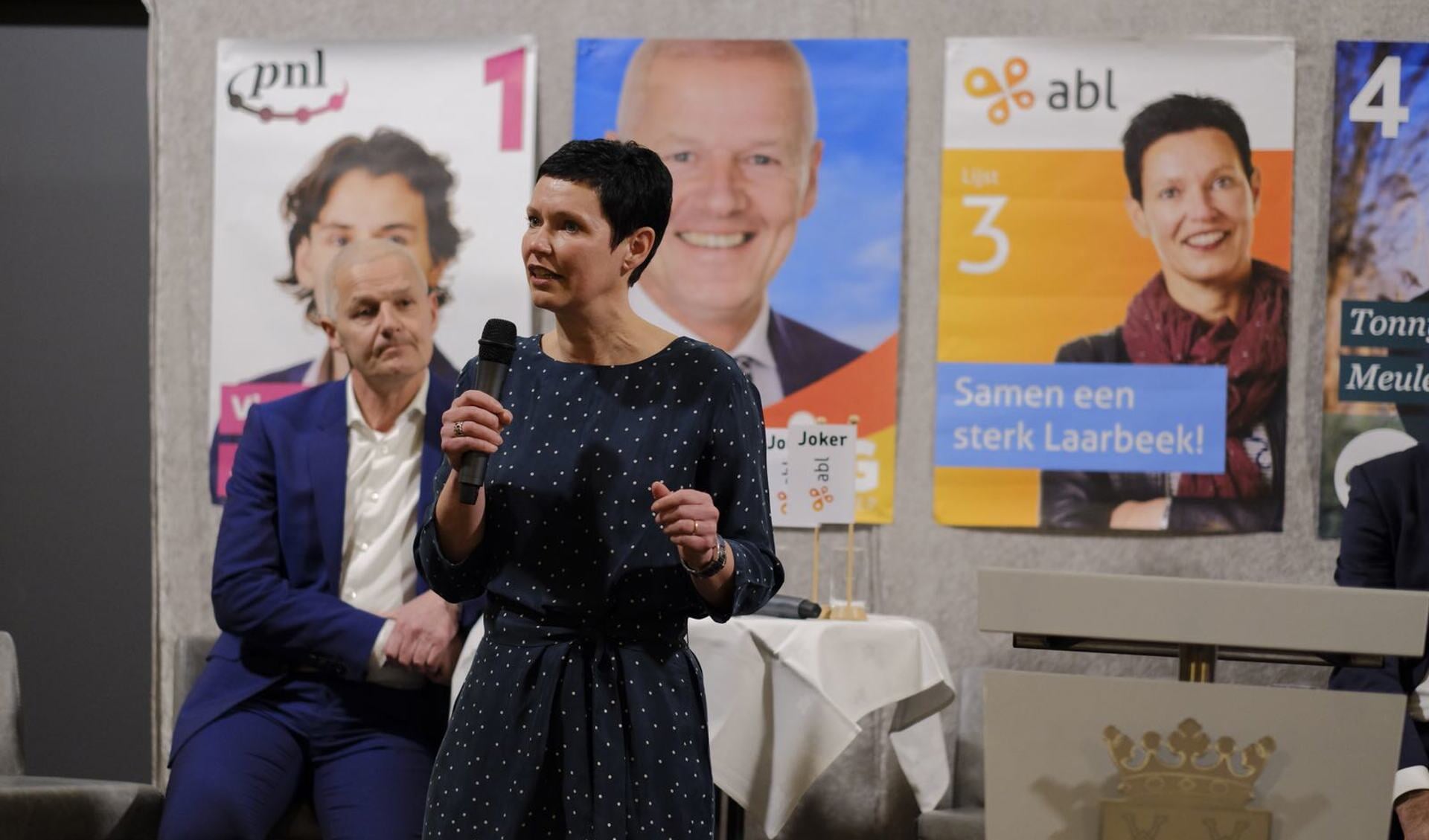 Monika Slaets-Sonneveldt (ABL) tijdens het verkiezingsdebat van de gemeente Laarbeek