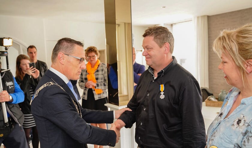 Frank van Esch wordt gefeliciteerd door Burgemeester Van der Meijden | Fotonummer: 899618