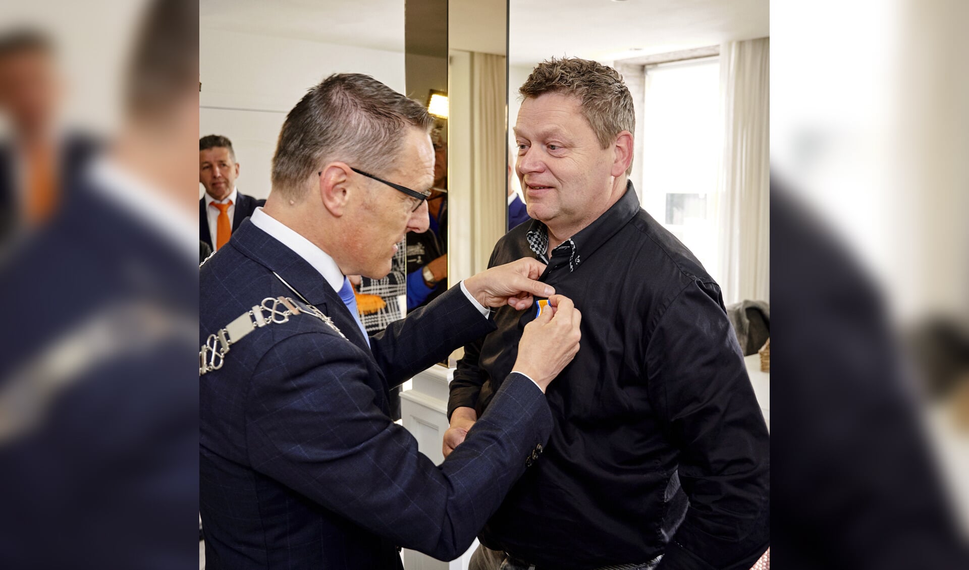 Frank van Esch krijgt het lintje opgespeld door burgemeester Van der Meijden