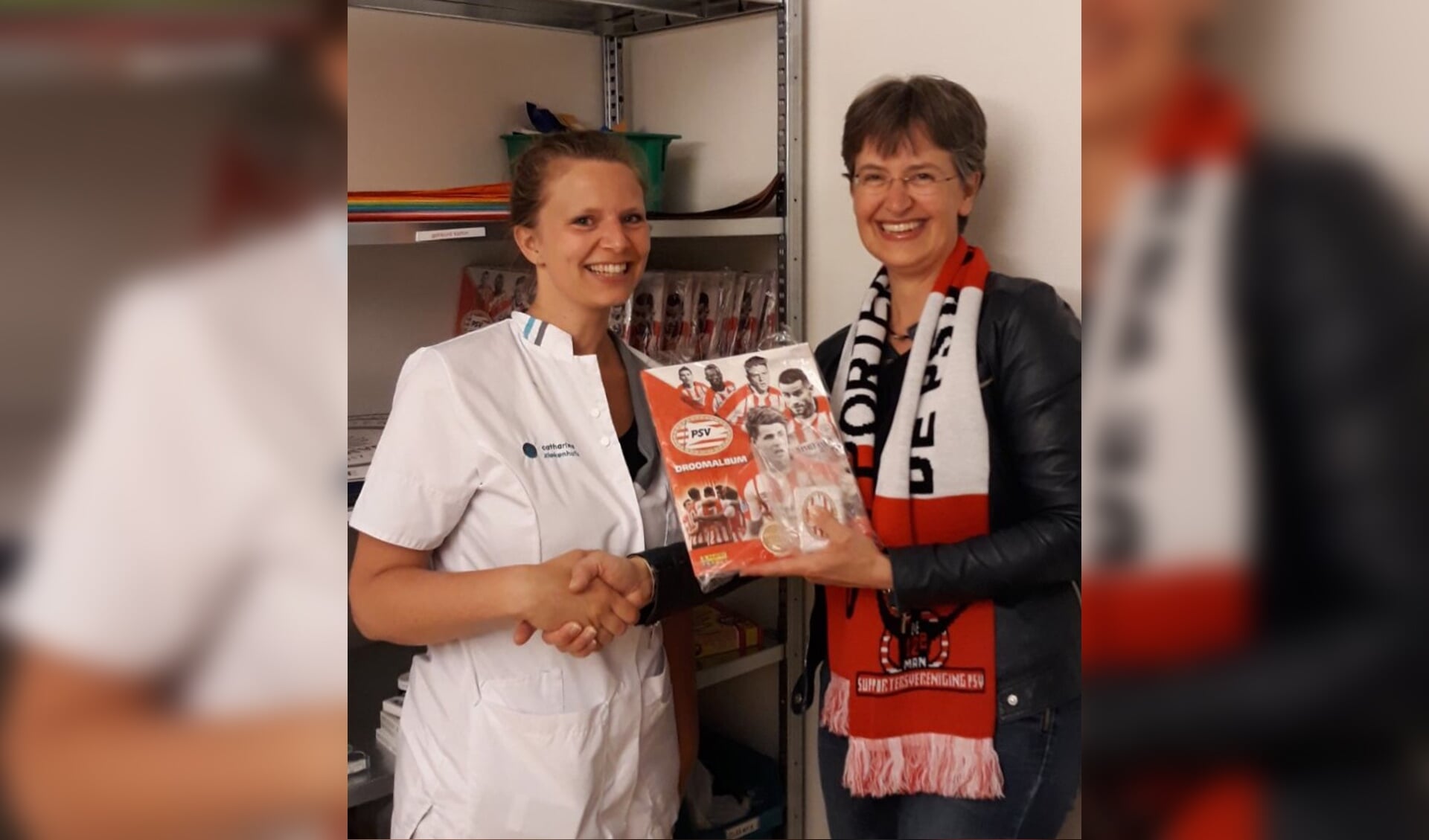 Gerdine Vereijken (r) overhandigt een droomalbum aan een medewerkster van het Catharina Ziekenhuis