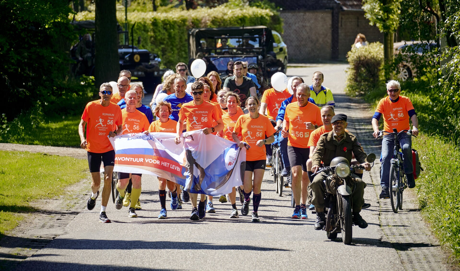 Archief: Running Team Laarbeek tijdens het ophalen van het bevrijdingsvuur (2018)