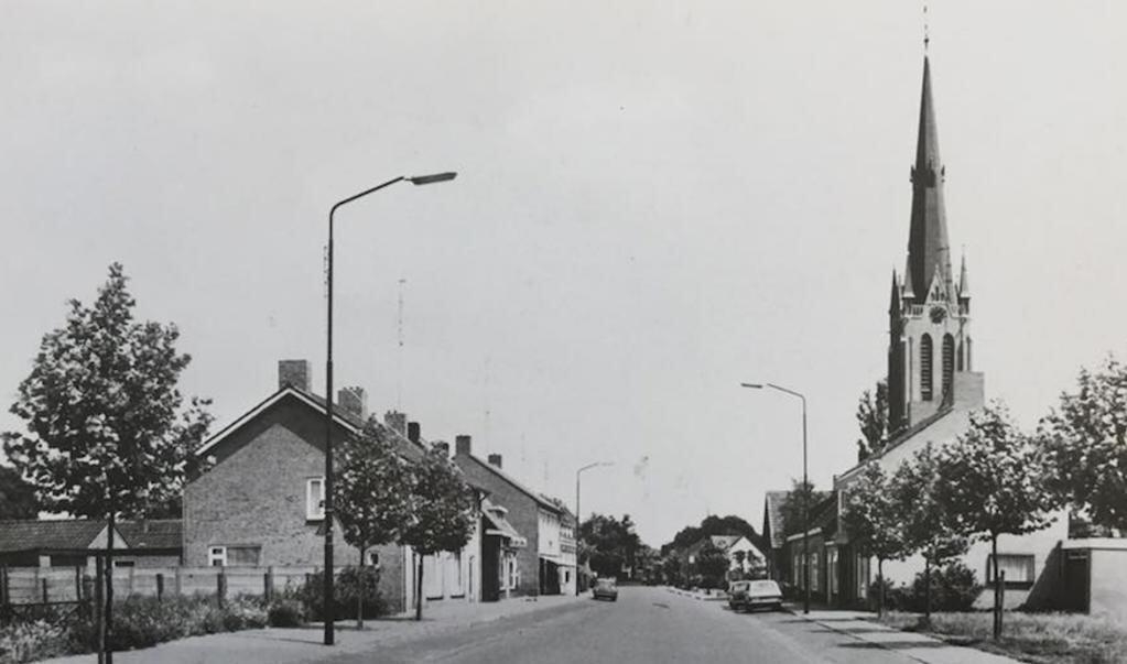 Oude foto van de Kapelstraat in Beek en Donk
