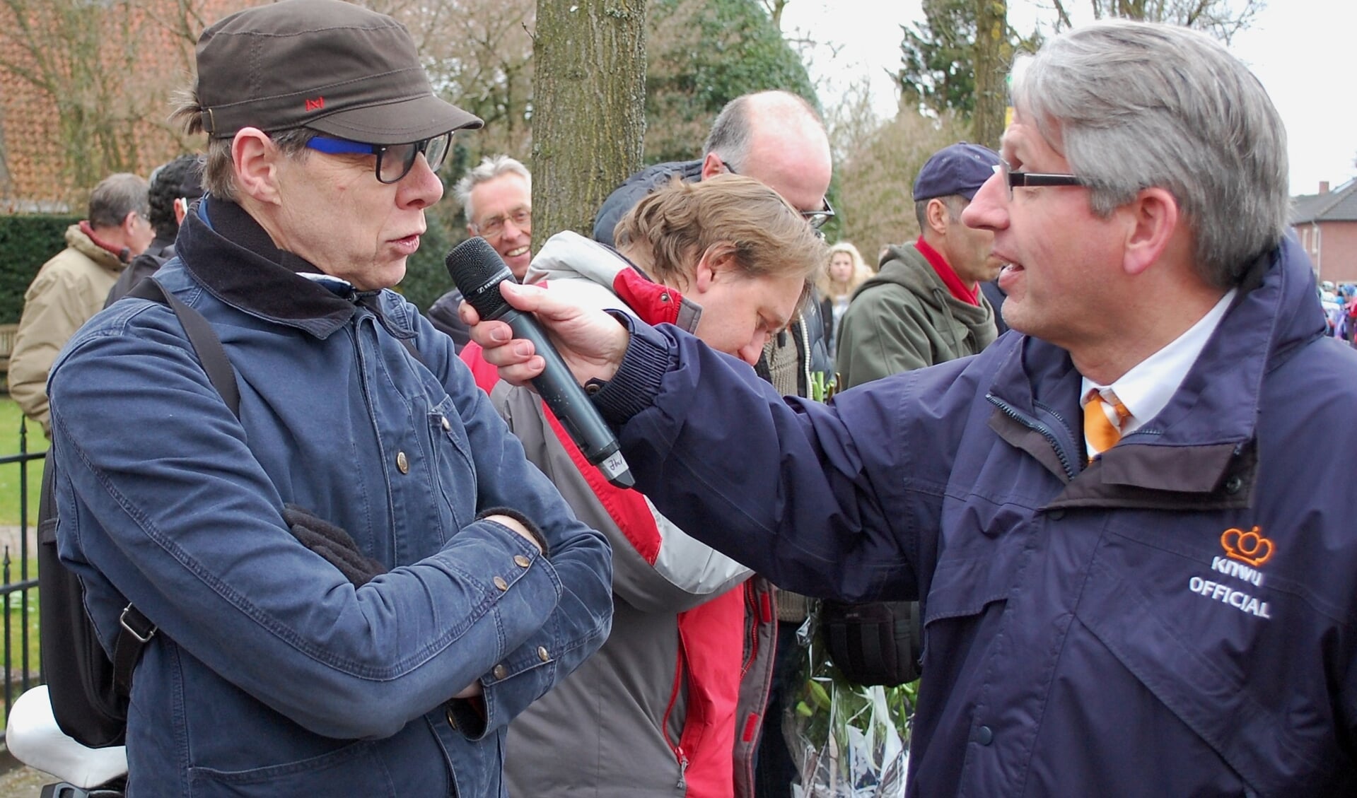 Wim Daniëls (links) in gesprek met microfonist Rien van Horik tijdens de Ronde van Gerwen….