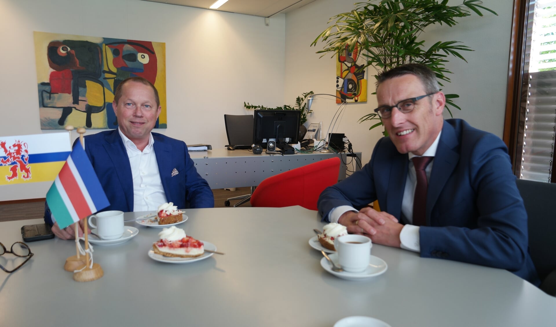 Ger Koopmans (l) op bezoek bij burgemeester Van der Meijden