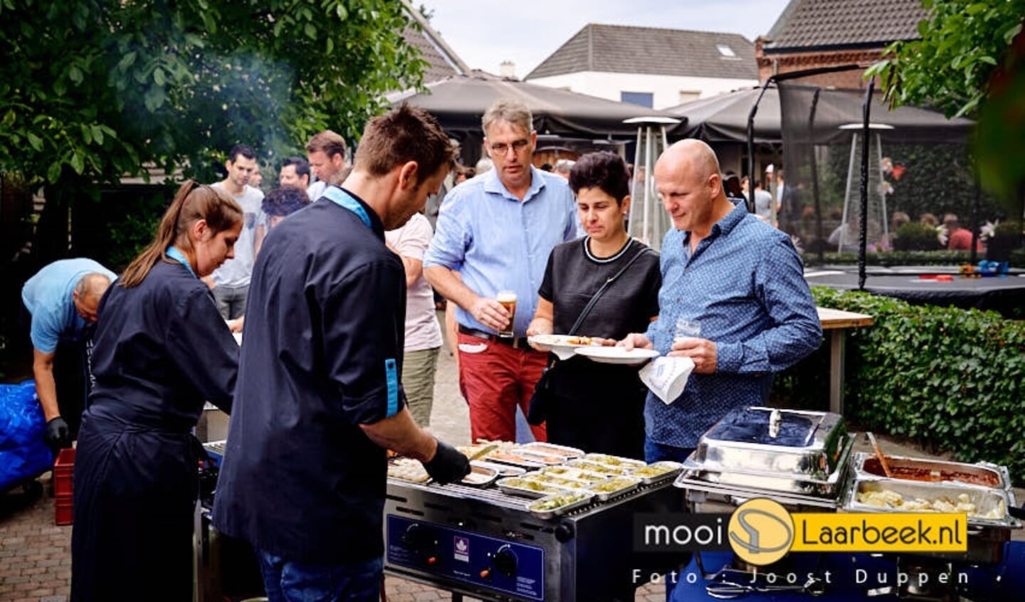 Ondernemersclub vier jaarlijkse BBQ ter afsluiting van het jaar. Deze keer bij cafe Thuis aan het heuvelplein in beek en donk, verzorgd door slagerij Flavio Hegeman uit Aarle-Rixtel.