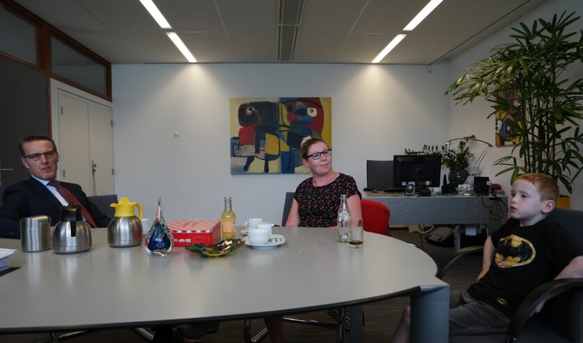 Dex (6) op bezoek bij burgemeester Frank van der Meijden | Fotonummer: b4d5cf