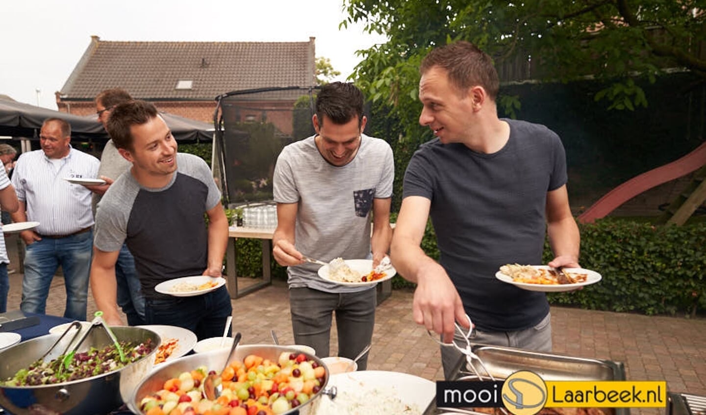 Ondernemersclub vier jaarlijkse BBQ ter afsluiting van het jaar. Deze keer bij cafe Thuis aan het heuvelplein in beek en donk, verzorgd door slagerij Flavio Hegeman uit Aarle-Rixtel.