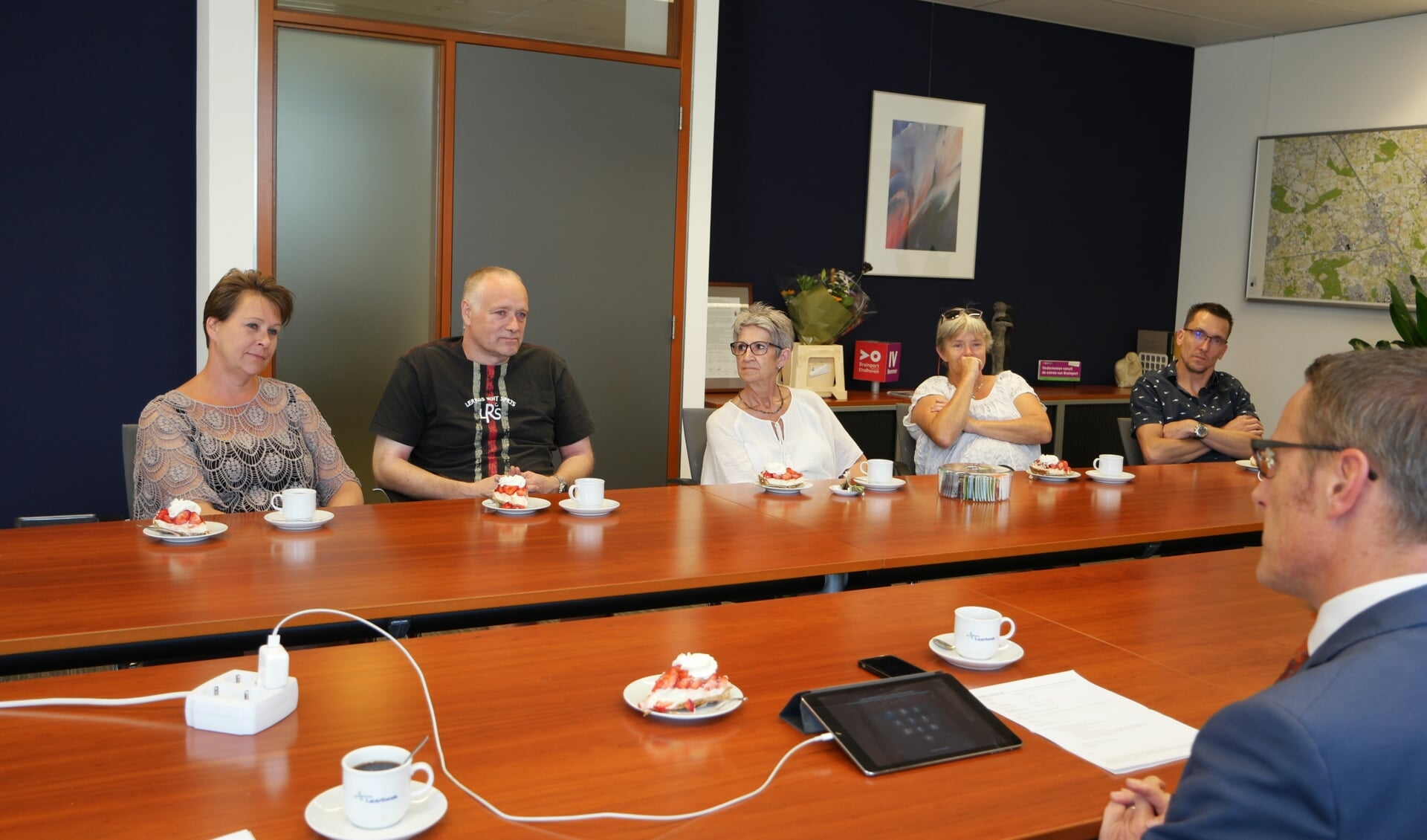 Burgemeester Frank van der Meijden (voorgrond) in gesprek met de werkgroep Leliestraat