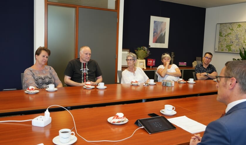 Burgemeester Frank van der Meijden (voorgrond) in gesprek met de werkgroep Leliestraat | Fotonummer: 000939