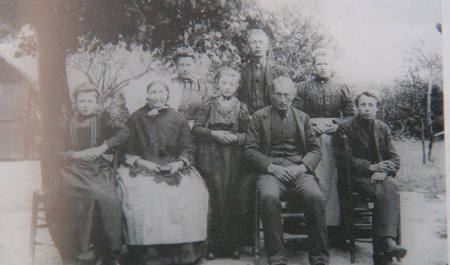 Familiefoto: Peerke op de achterste rij in het midden