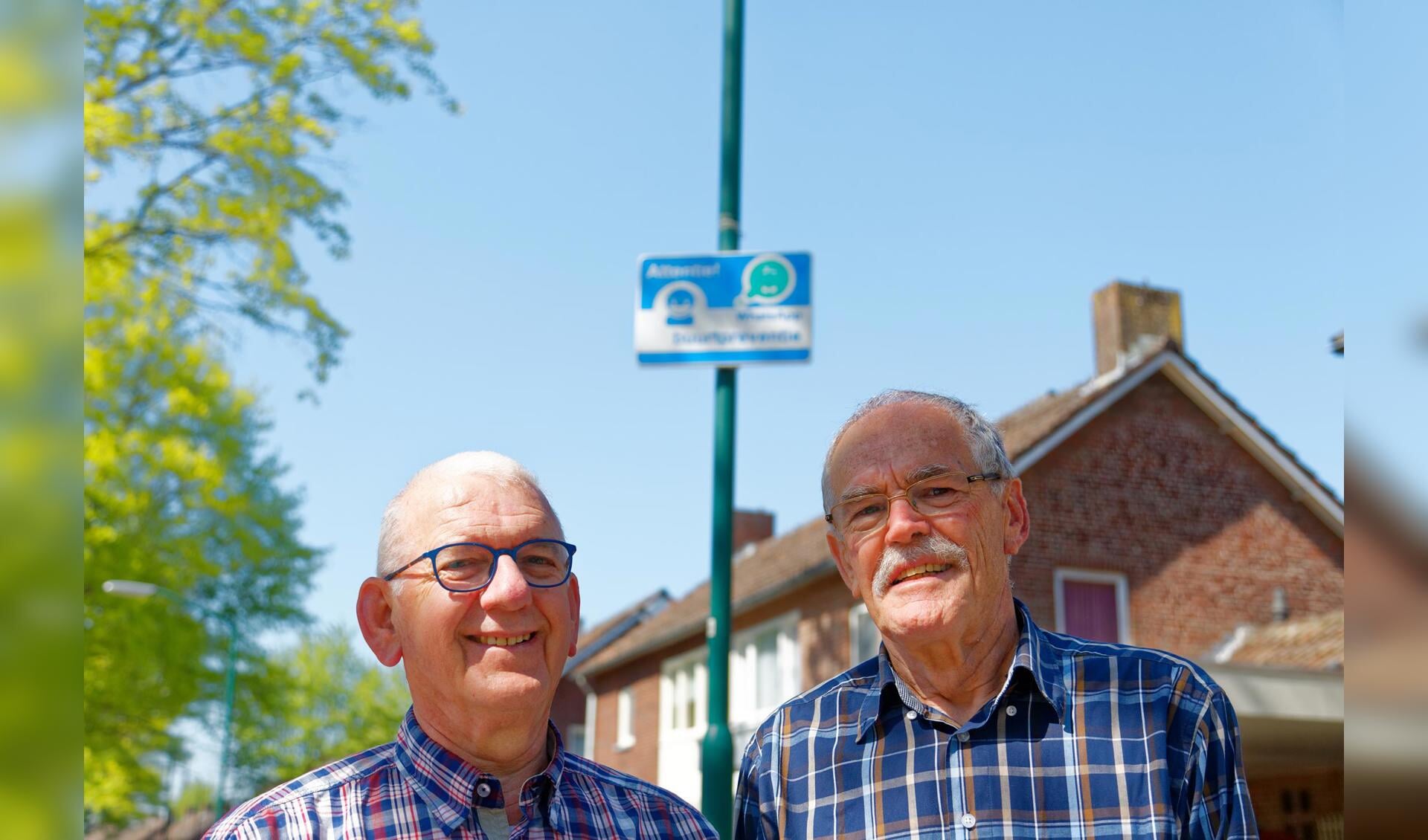 Frans Jansen (l) en Jan Zaagman (r) van het buurtpreventieteam