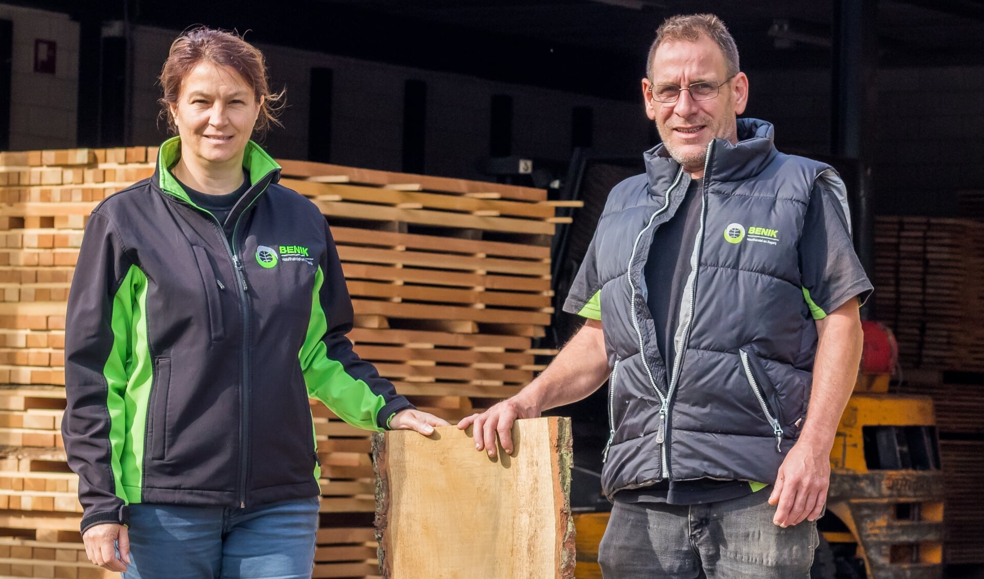 Ina en Bernard Donkers bij de opslag aan de Brakenstraat