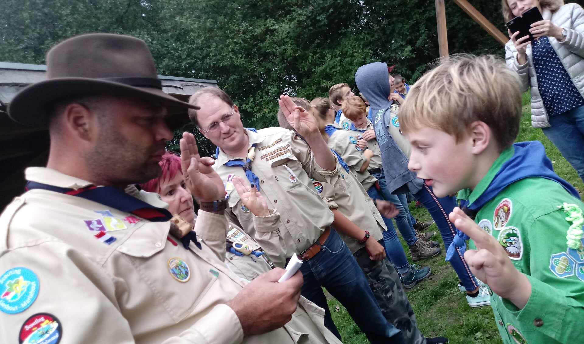 Thomas Janssen legt de scouts eed af behorend bij de installatie aan de leiders Anita, Bas en Eric. Hierna ontvangt hij de beige blouse van de scouts