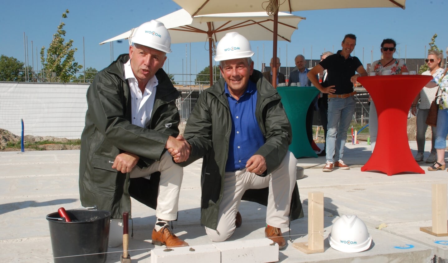 Start van de bouw door wethouder Tonny Meulensteen (l) en vastgoedmanager Paul van Rixtel