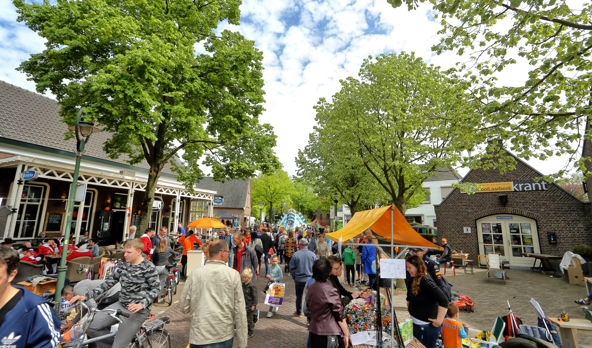 Drukte op het Heuvelplein tijdens het OranjeFestival