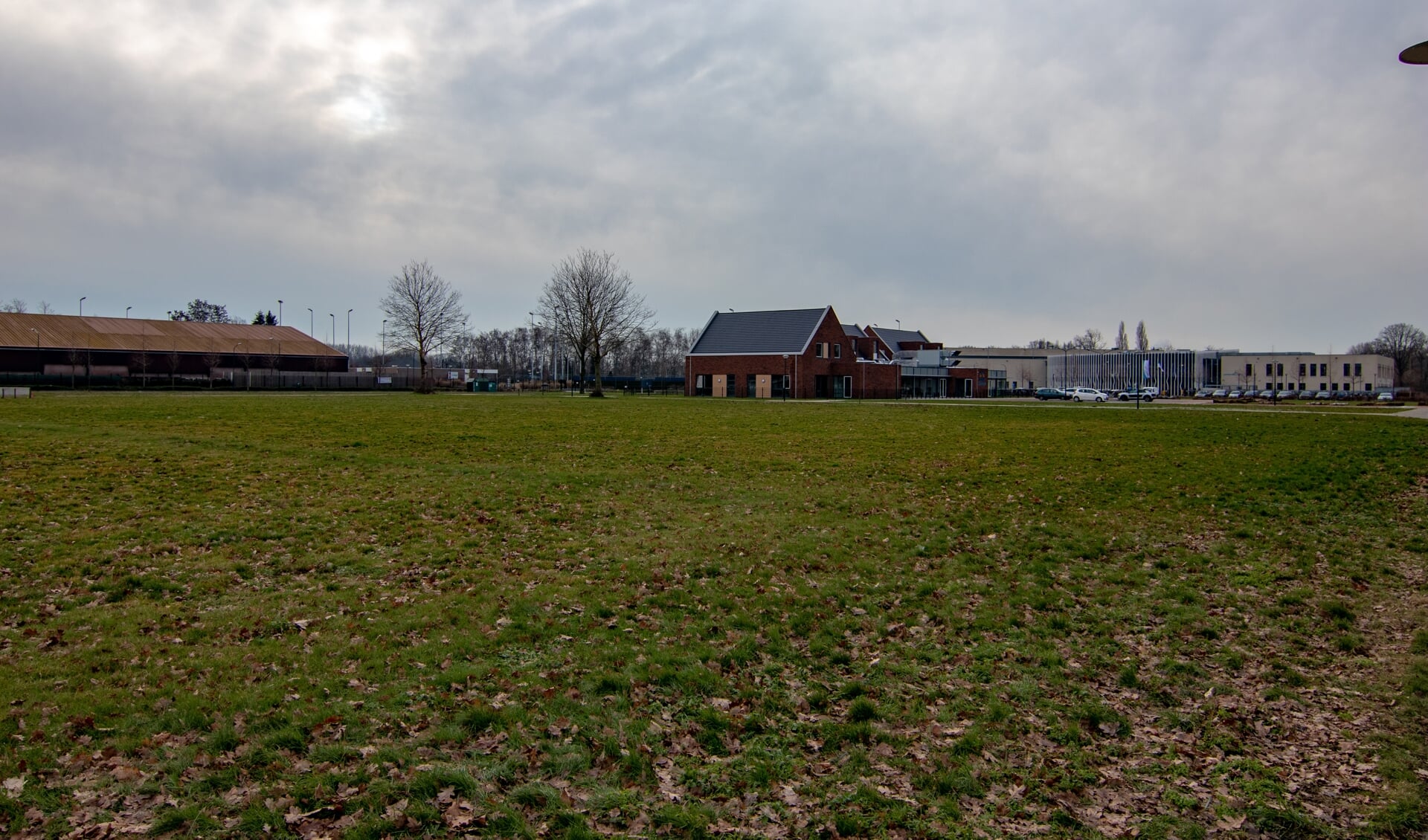 Het stuk grond naast de school wordt gebruikt voor de bouw van seniorenwoningen