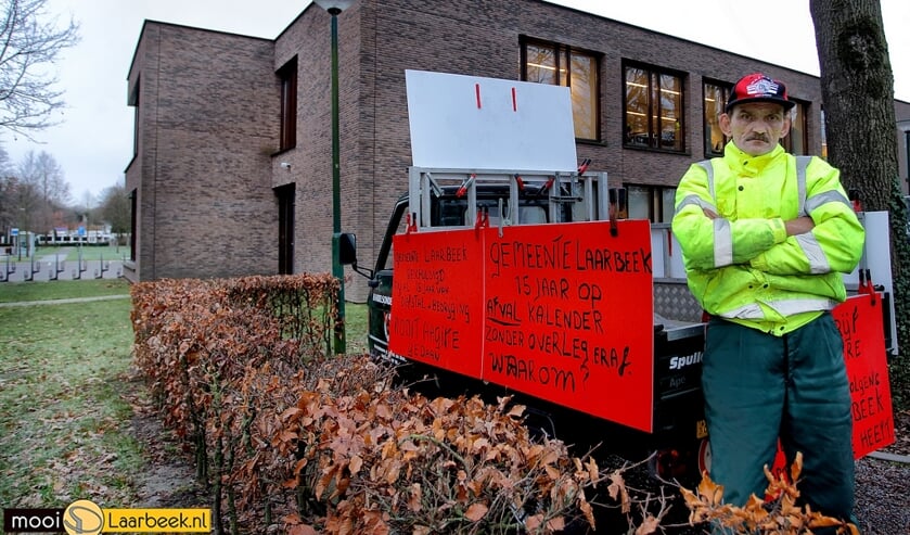 Jan Verspaget demonstreert een week lang voor het gemeentehuis van Laarbeek | Fotonummer: ed15f5