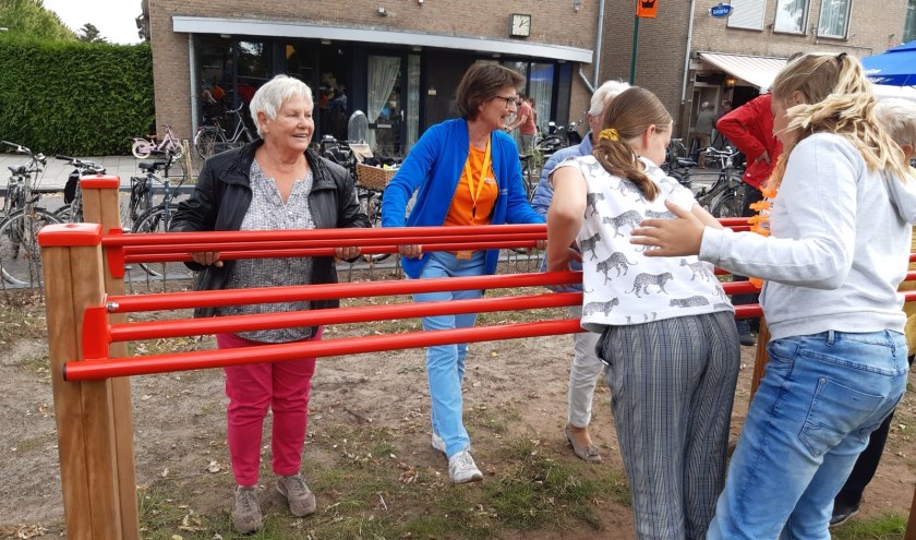 Beweegtoestellen voor jong en oud op het Oranjeplein | Fotonummer: 92fce8