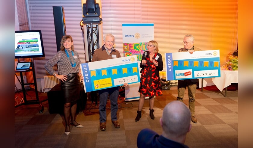 Giel van Genuchten (Stg. Wensambulance Brabant) en Joop van Stiphout (SuperSociaal) nemen de cheques in ontvangst van Rotary Quartier van Peellandt | Fotonummer: 353113