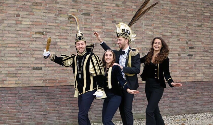 Vlnr: Prins Tom, Prinses Vivian, Adjudant Stijn en Hofdame Susanne | Fotonummer: 783096
