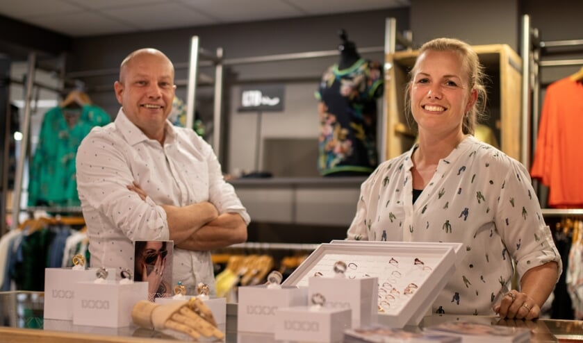 Marco van der Vleuten en medewerkster Mandy Verhagen in de winkel van Yours Fashion | Fotonummer: 2b22ed