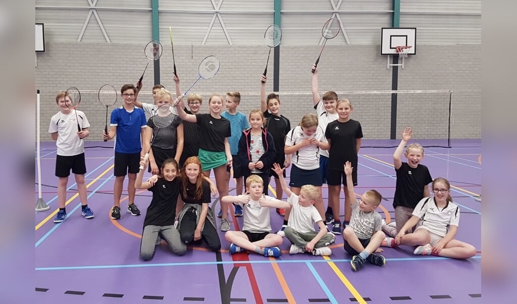 (Een deel van) de jeugd bij elkaar tijdens het vrienden(innen)toernooi van Badminton Club Lieshout